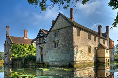 kasteel met gracht in engeland